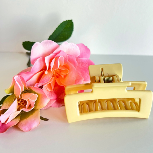 Close-up van rechte haarklip in lichtgeel