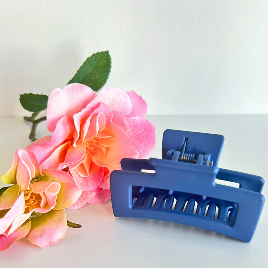 Close-up van rechte haarklip in diepblauw