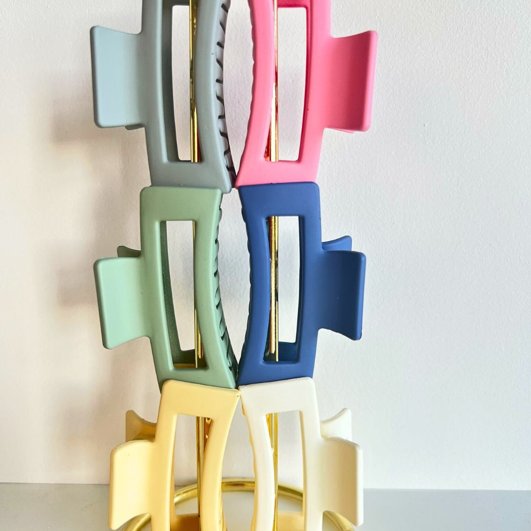 Rechte haarklip in lichtgroen op witte achtergrond