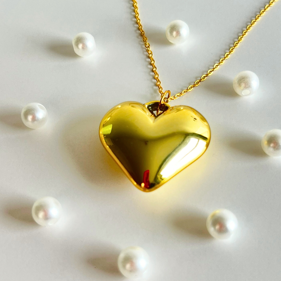 Goudkleurige hart ketting op witte achtergrond