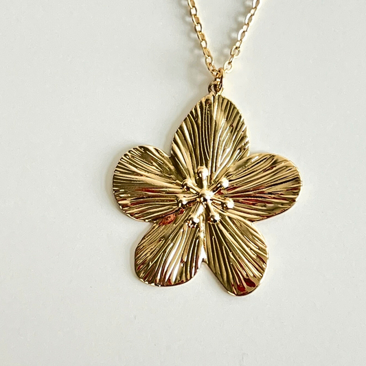Close-up van bloem op goudkleurige ketting