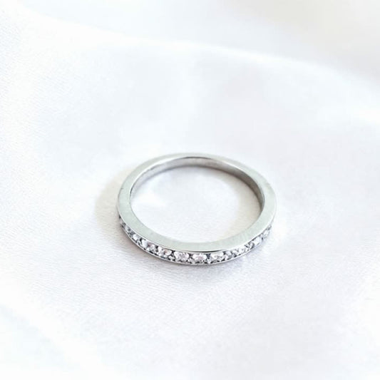 Handgemaakte verzilverde Aurora ring met witte diamantjes en verzilverde afwerking, minimalistische damesring.