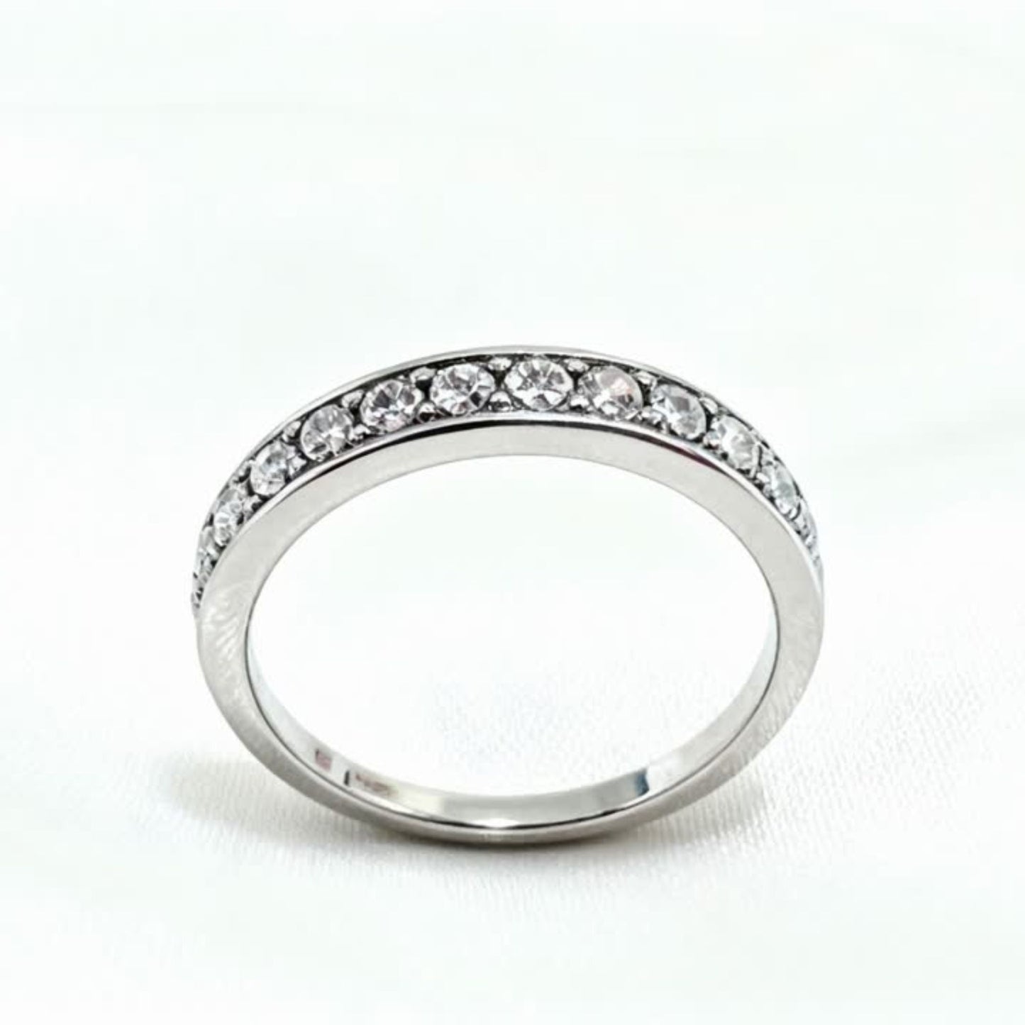 Close-up van de handgemaakte Aurora ring met witte diamantjes, elegant gedragen als luxe damesring.