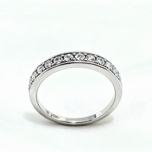 Close-up van de handgemaakte Aurora ring met witte diamantjes, elegant gedragen als luxe damesring.