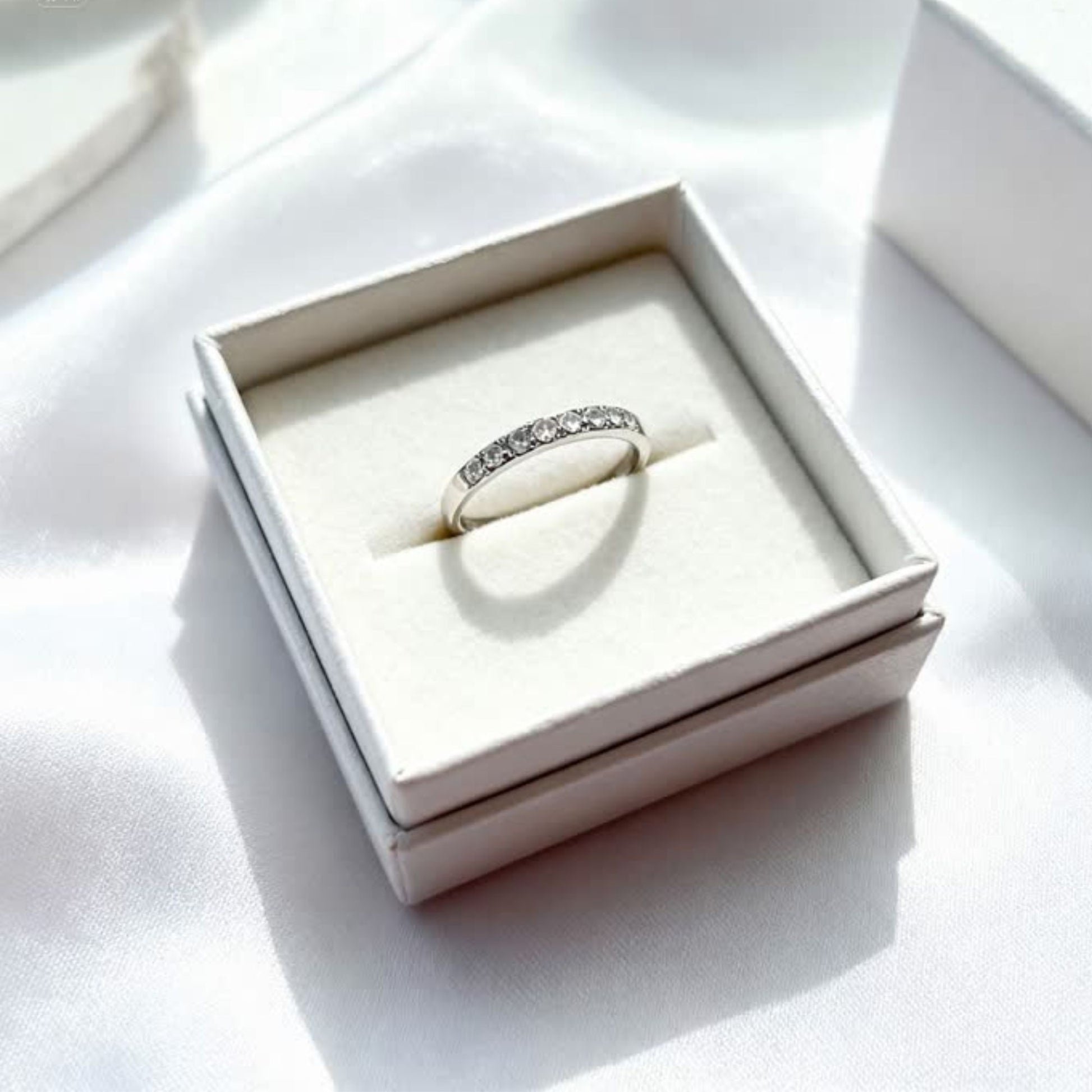 Handgemaakte minimalistische Aurora ring met witte diamantjes, elegant gedragen als luxe damesring.