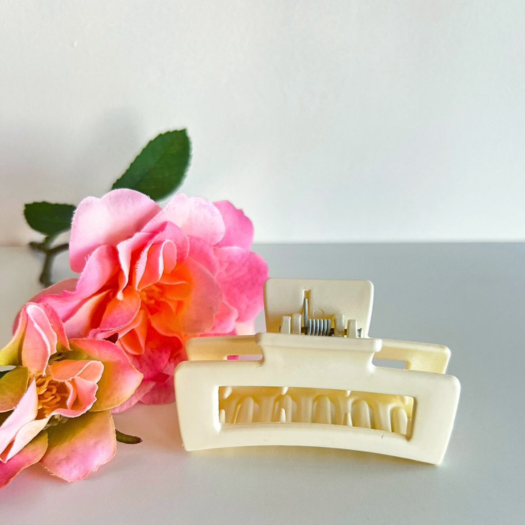 Close-up van rechte haarklip in gebroken wit