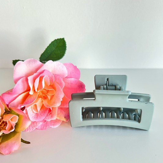 Close-up van rechte haarklip in lichtgroen