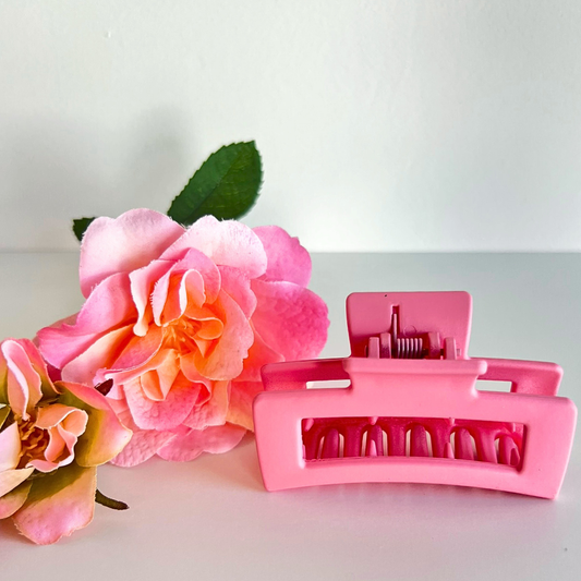 Close-up van rechte haarklip in zachtroze