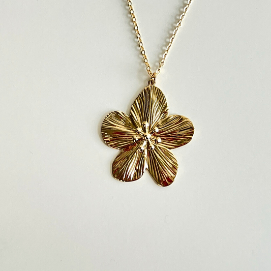 Goudkleurige bloem ketting - lange ketting met bloemaccent