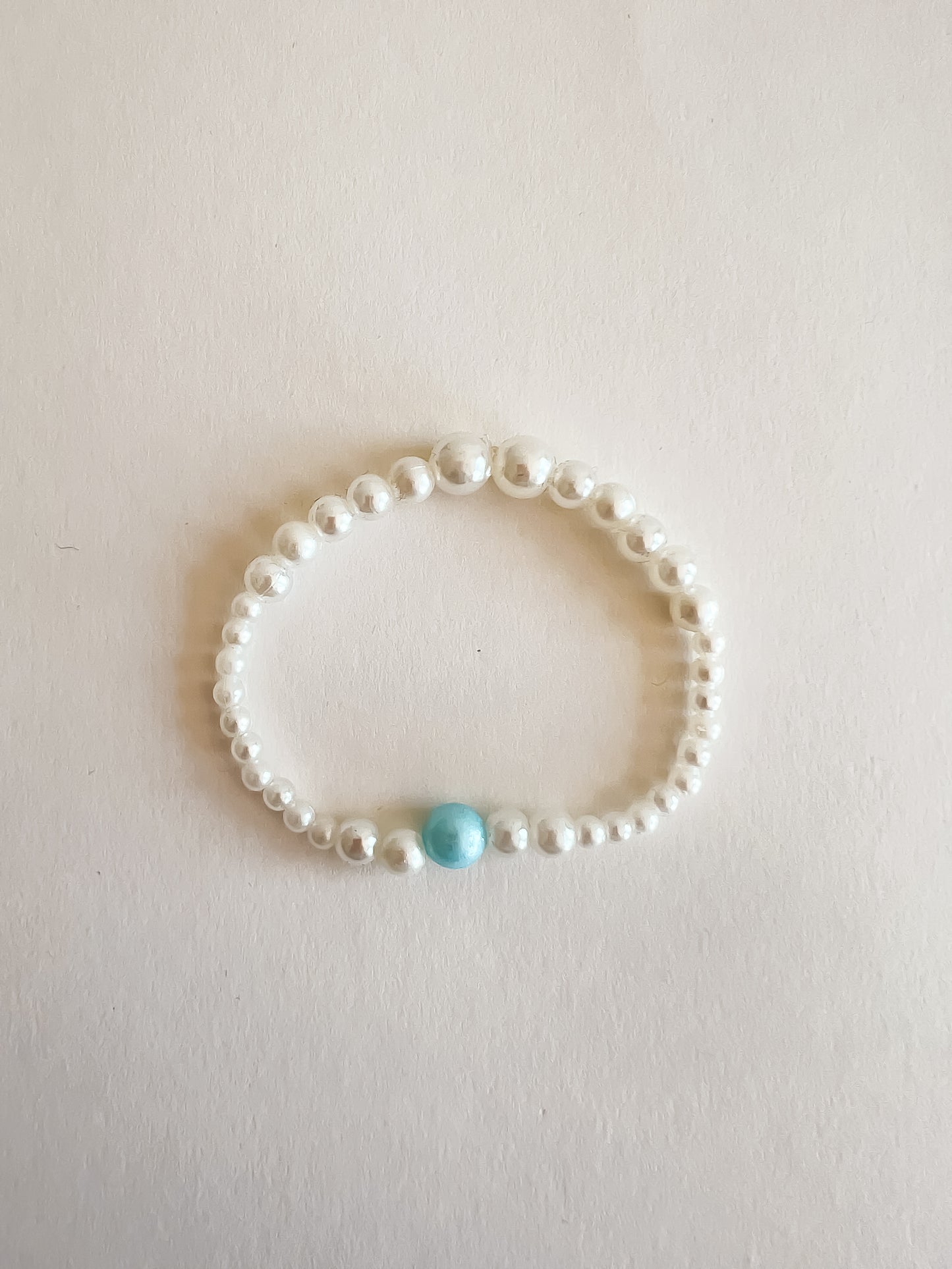 Isla Armband – Tijdloze Parelmoer met een Blauwe Touch