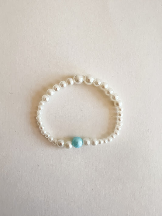 Isla Armband – Tijdloze Parelmoer met een Blauwe Touch
