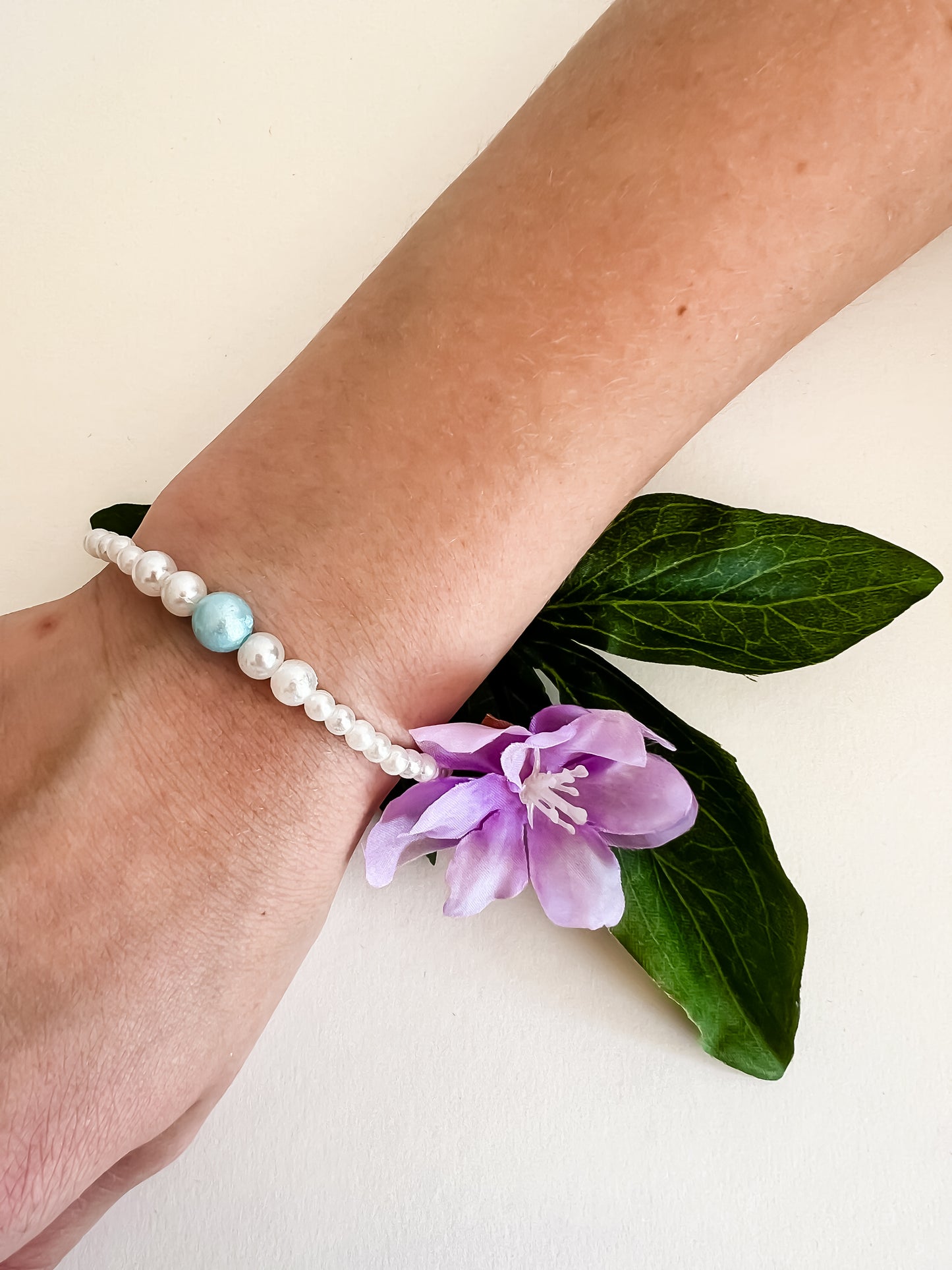 Isla Armband – Tijdloze Parelmoer met een Blauwe Touch