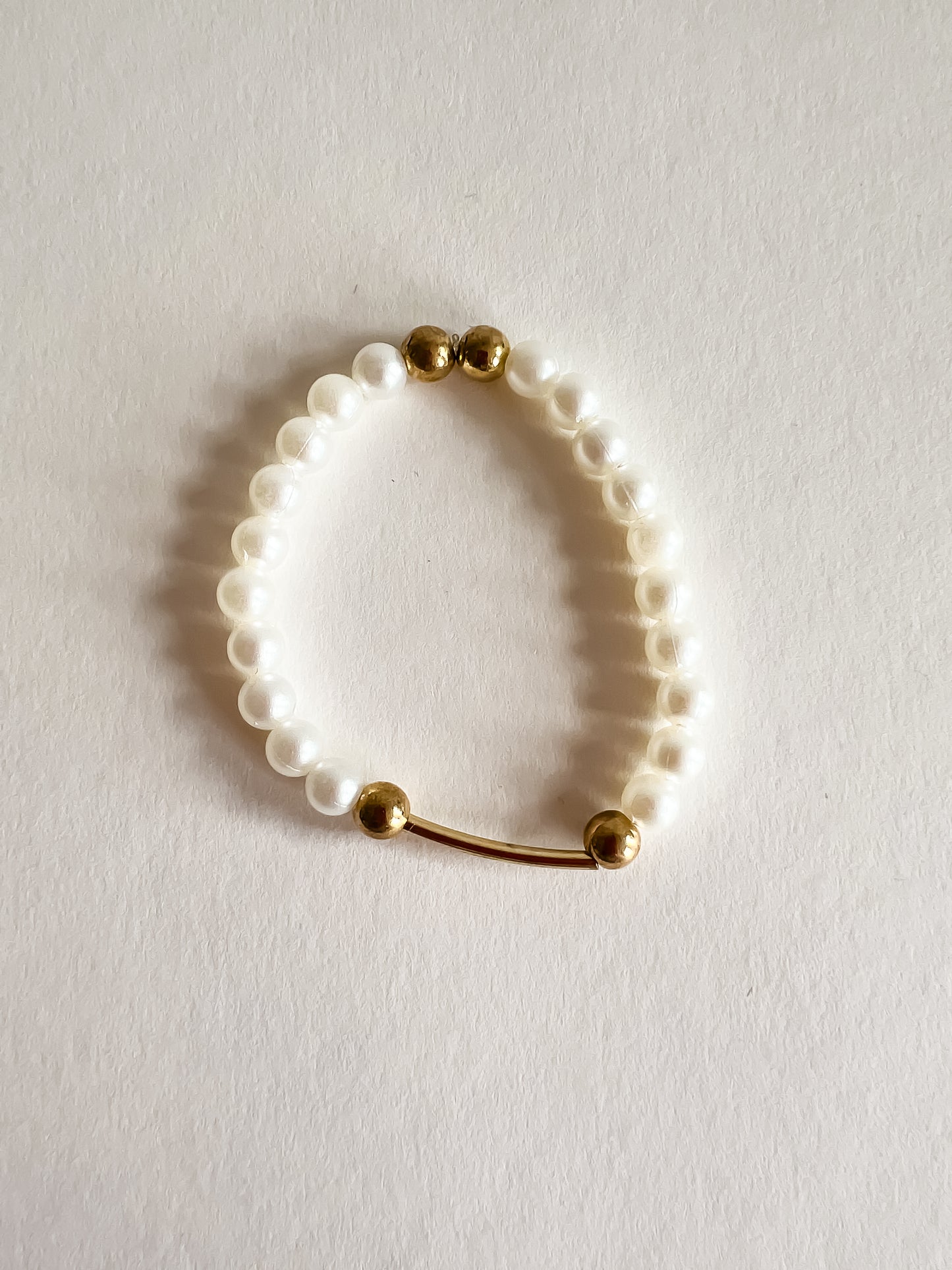 Elara Armband – Parelmoer Elegantie met een Gouden Touch