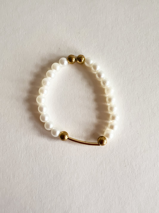 Elara Armband – Parelmoer Elegantie met een Gouden Touch