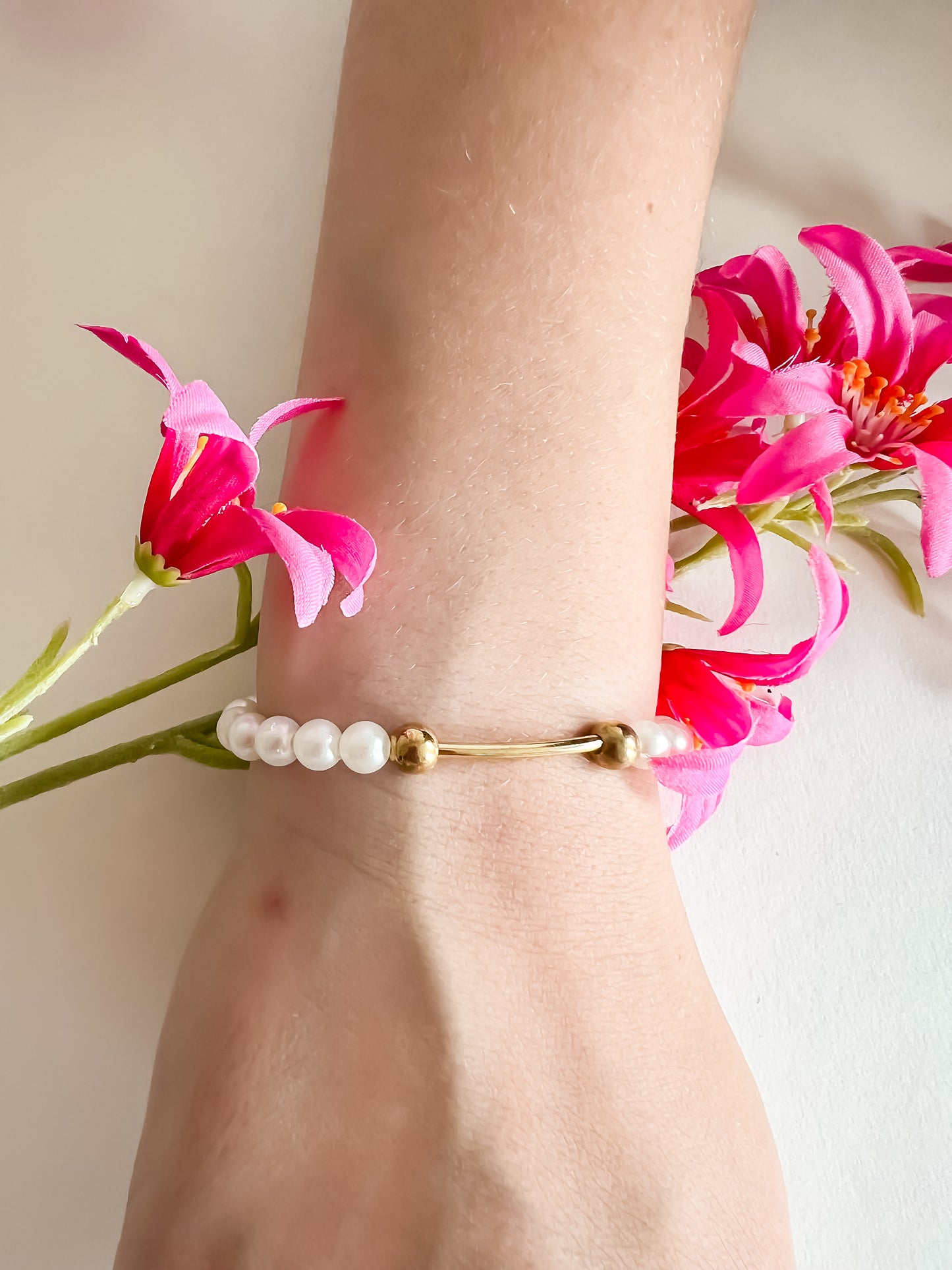 Elara Armband – Parelmoer Elegantie met een Gouden Touch