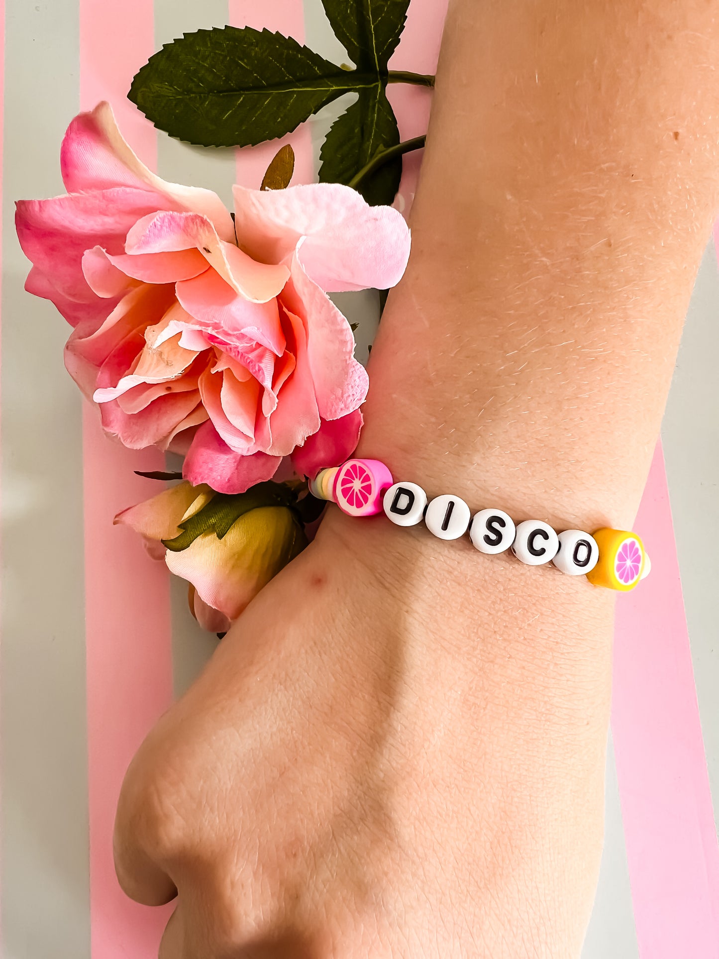 Disco Armband – Vrolijke Kleuren met Bloemen & Letterbedels