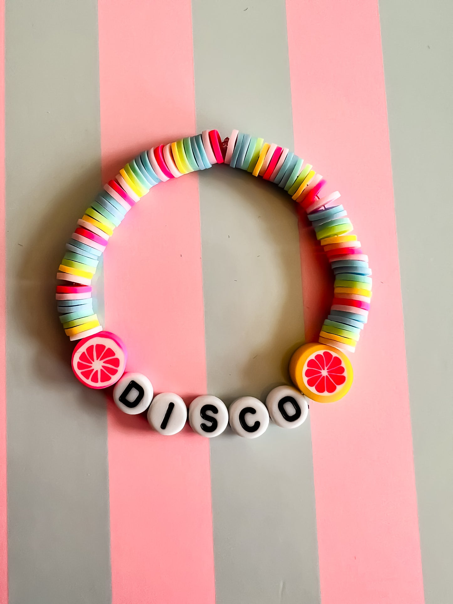 Disco Armband – Vrolijke Kleuren met Bloemen & Letterbedels