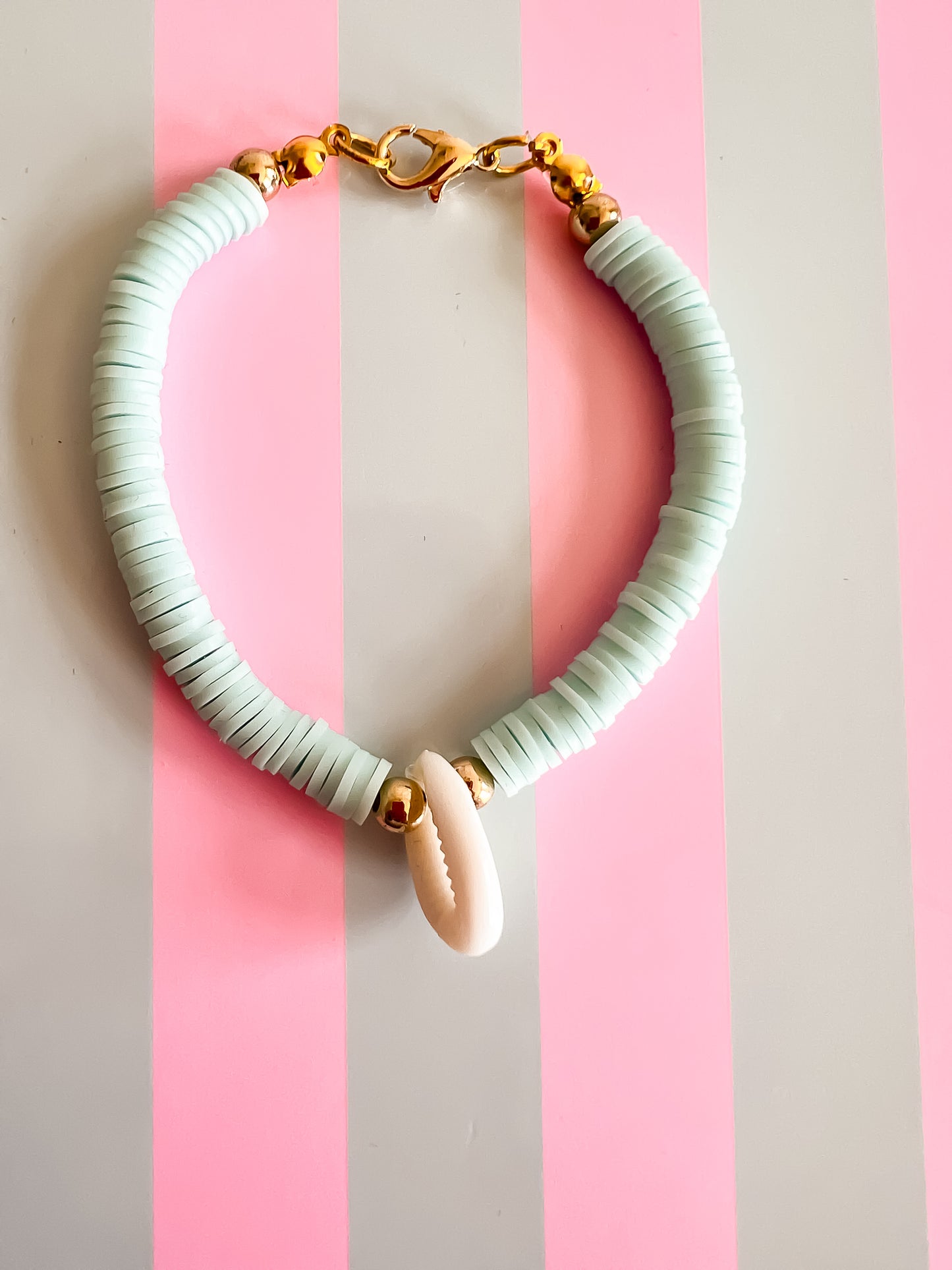 Nami Armband – Lichtblauw met Verguld Goud en Schelpbedel