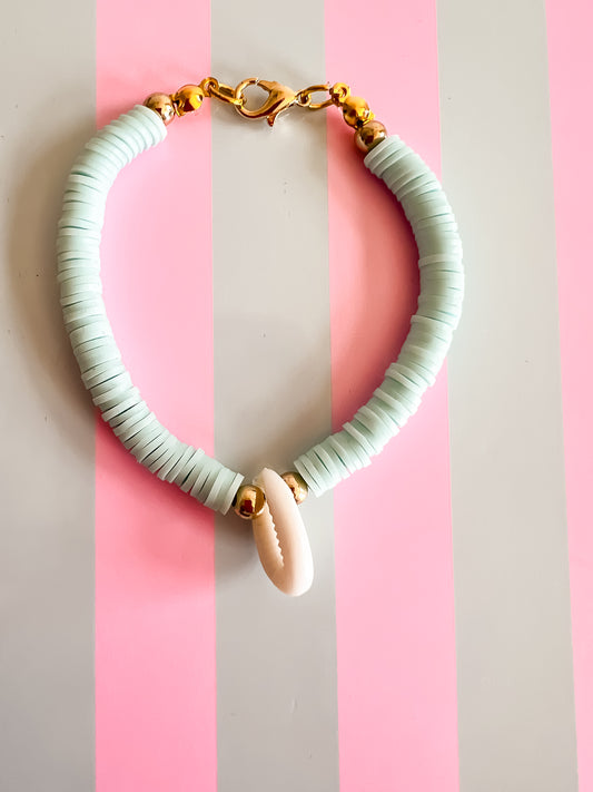 Nami Armband – Lichtblauw met Verguld Goud en Schelpbedel