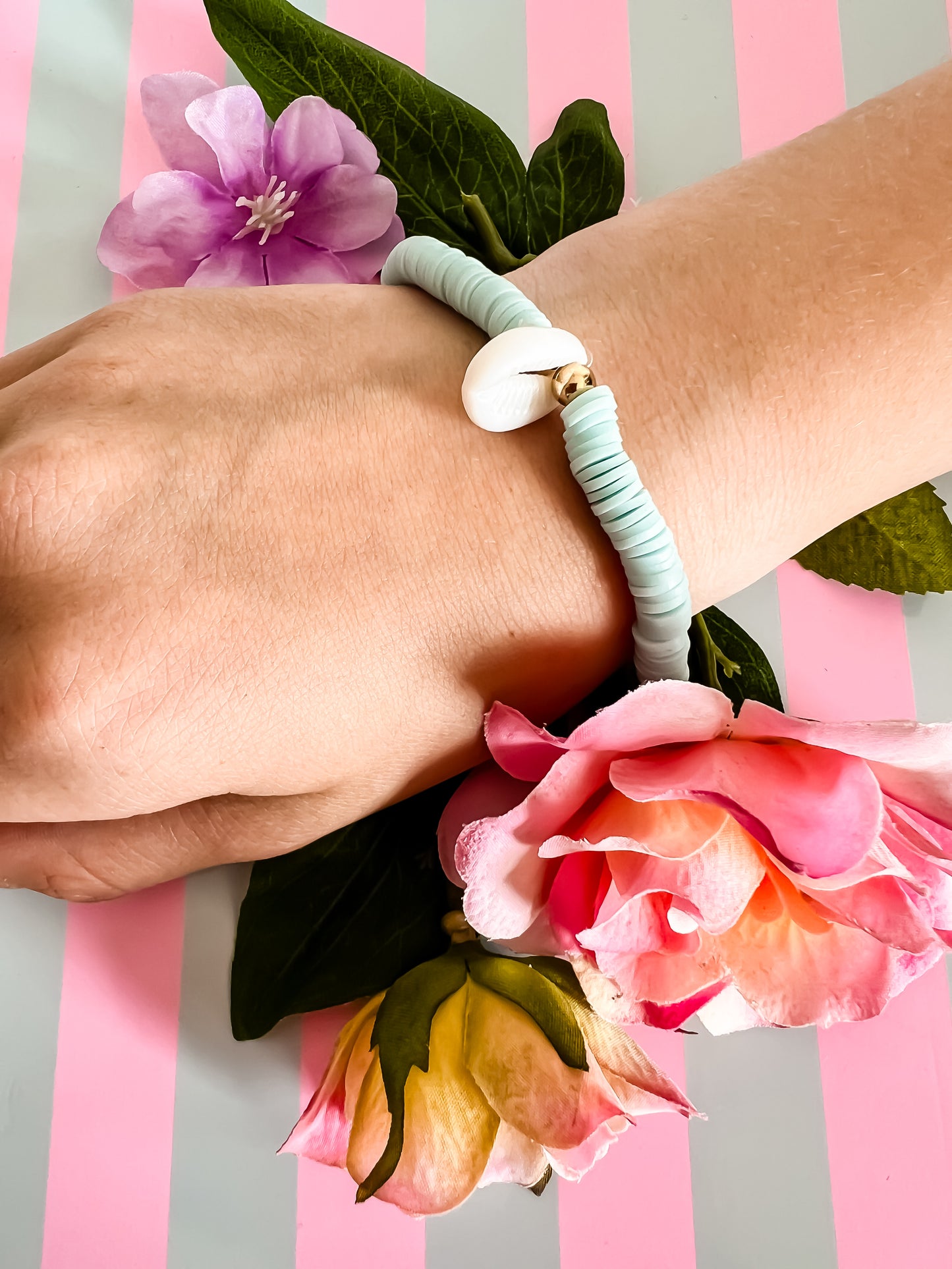 Nami Armband – Lichtblauw met Verguld Goud en Schelpbedel