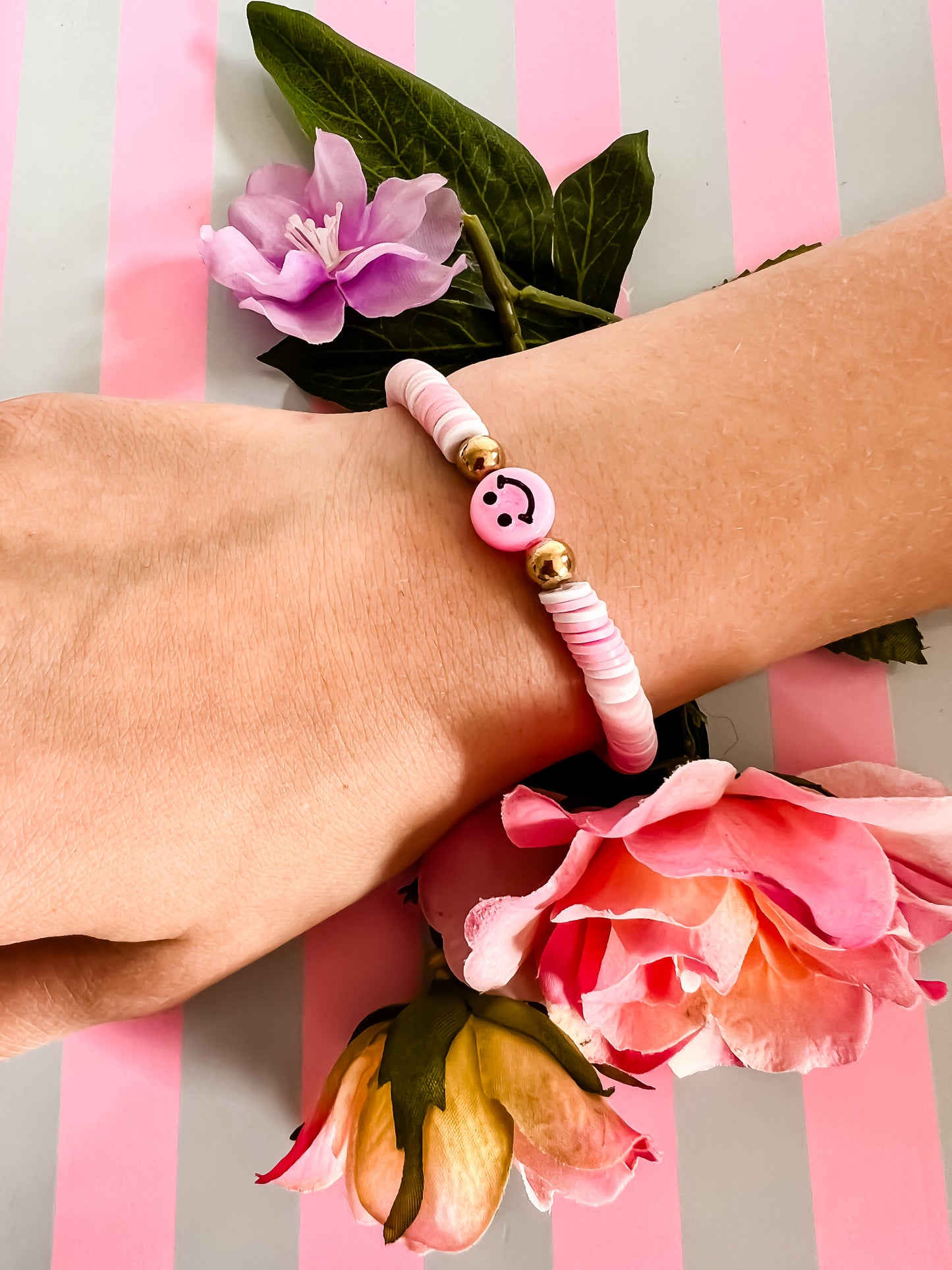 Livia Armband – Lichtroze en Wit met Smiley Bedel