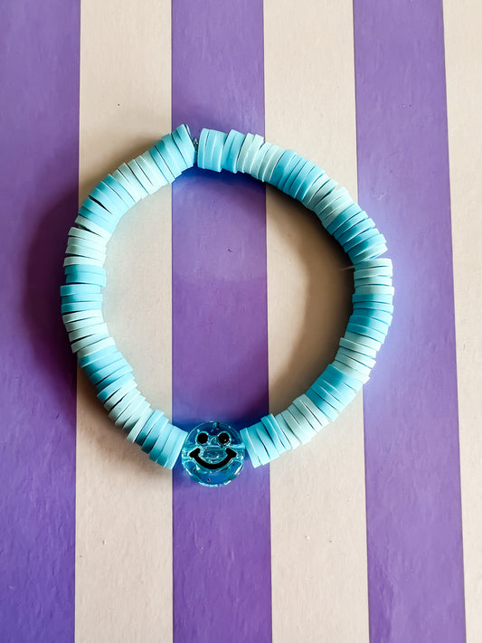 Lenn Armband – Lichtblauw en Wit met Blauwe Smiley Bedel