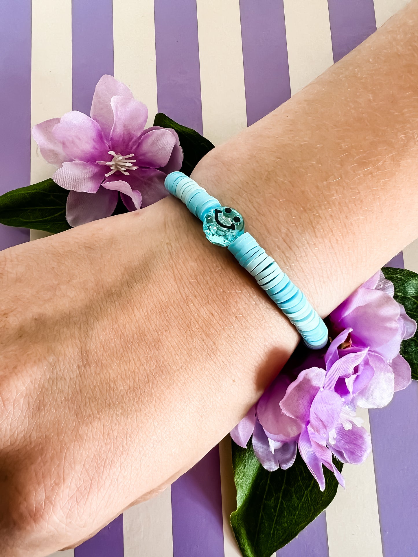Lenn Armband – Lichtblauw en Wit met Blauwe Smiley Bedel