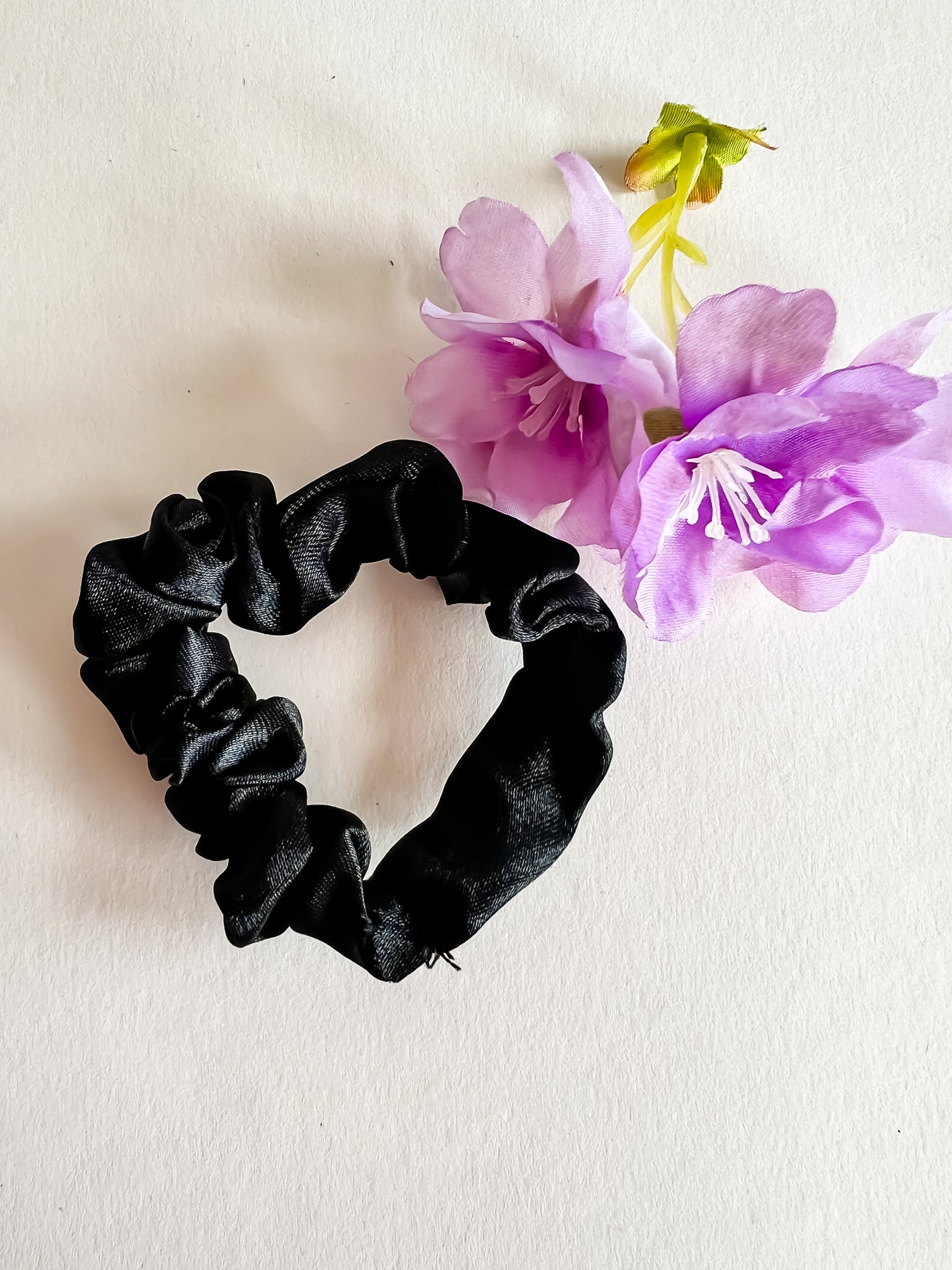 Noir Scrunchie – Zwart Satijn