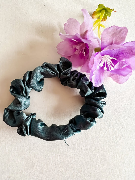 Sage Scrunchie – Grijsgroen Satijn