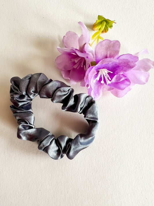 Ash Scrunchie – Grijs Satijn