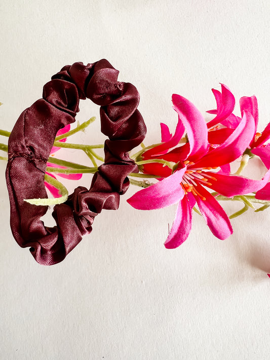 Ruby Scrunchie – Bordeaux Rood Satijn