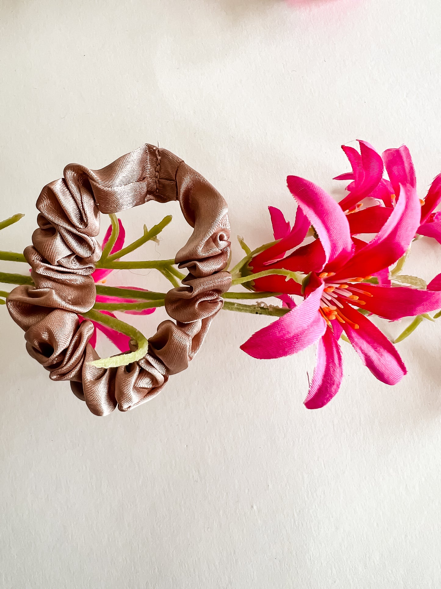 Hazel Scrunchie – Lichtbruin Satijn