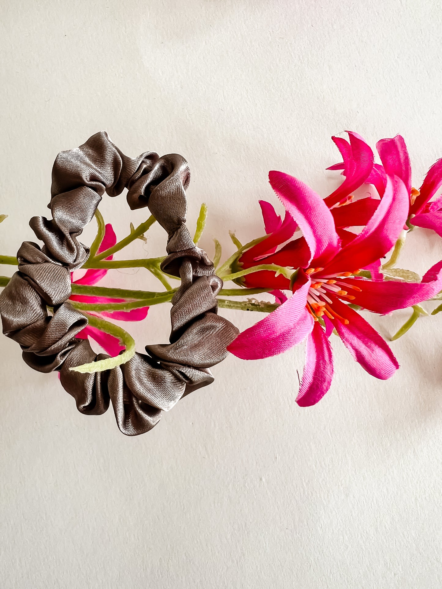 Mist Scrunchie – Lichtgrijs Satijn