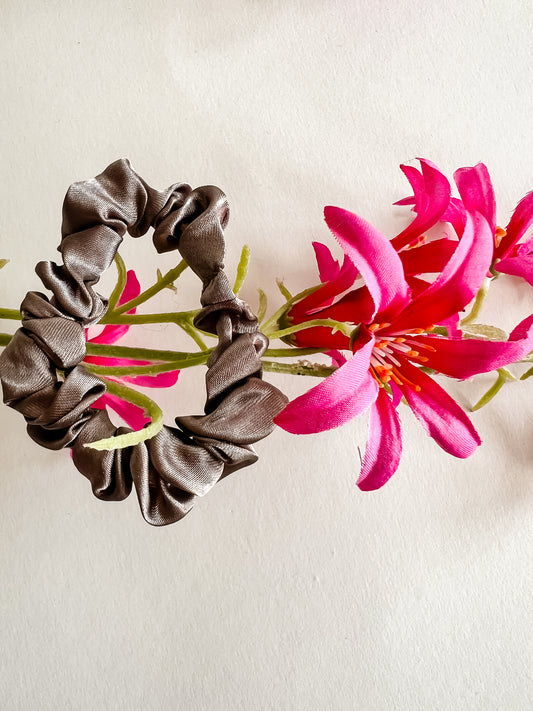 Mist Scrunchie – Lichtgrijs Satijn