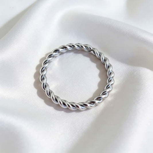 Close-up van de handgemaakte Twillo ring met verfijnde afwerking, minimalistische damesring.