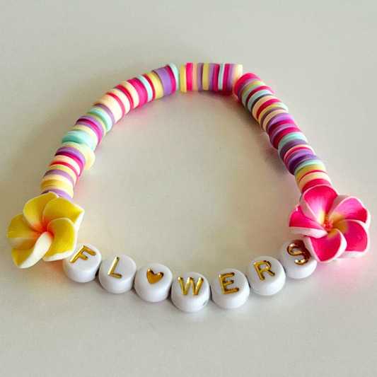 Knalroze katsuki armband met lichtgele, paarse en zee blauwe kralen, bloembedels en witte "Flowers" kralen - handgemaakt bysophiejewels