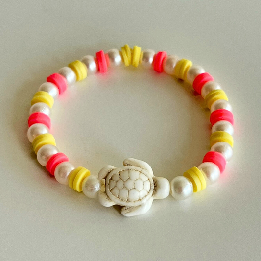 Witte parels armband met roze en lichtgele katsuki kralen en witte schildpad bedel - handgemaakt bysophiejewels