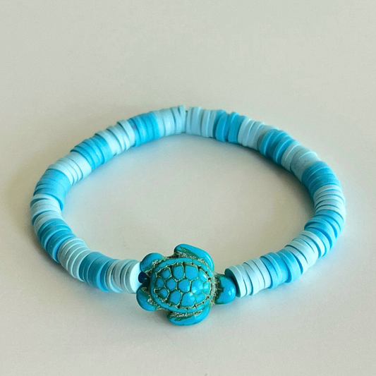 Lichtblauwe en zee blauwe katsuki armband met blauwe schildpad bedel - handgemaakt bysophiejewels