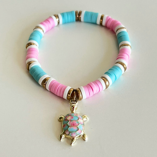 Lichtroze, witte en zee blauwe katsuki armband met vergulde kralen en schildpad bedel met roze bloemetjes - handgemaakt bysophiejewels
