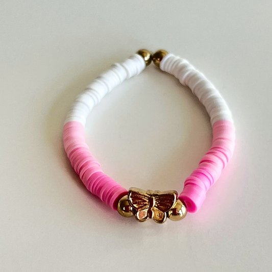 Witte, lichtroze en roze katsuki armband met vergulde kraaltjes en strik bedel - handgemaakt bysophiejewels