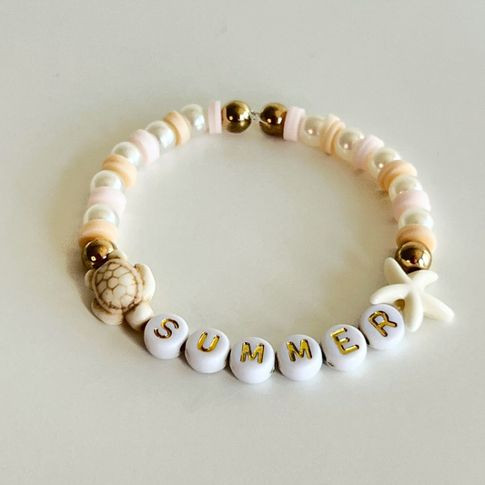 Witte Parels Armband met Vergulde Kralen, Lichtroze & Beige Katsuki "Summer" letters, Schildpad & Zeester bedel