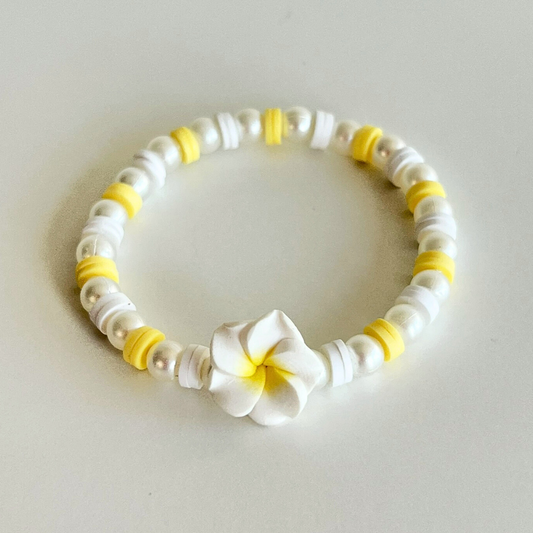 Witte parels armband met witte en lichtgele katsuki kralen en witte met geel bloem bedel - handgemaakt bysophiejewels