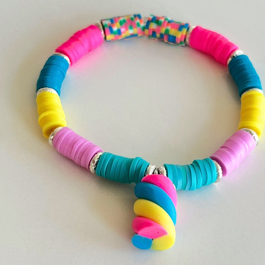 Knalroze katsuki armband met diepblauwe, lichtgele en paarse kralen en kleurrijke spekjes bedel - handgemaakt bysophiejewels