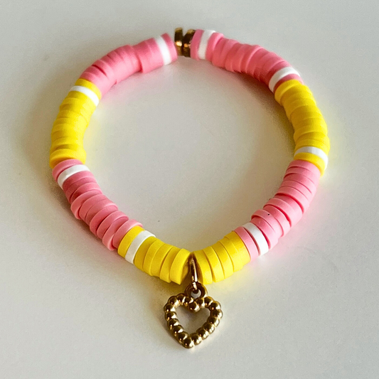 Zachtroze, witte en lichtgele katsuki armband met vergulde kraaltjes en open hart bedel - handgemaakt bysophiejewels
