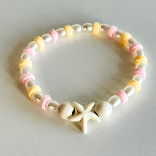Witte parel armband met zachtoranje, & zachtroze katsuki kralen, gemarmerde witte kralen en witte zeester - handgemaakt bysophiejewels